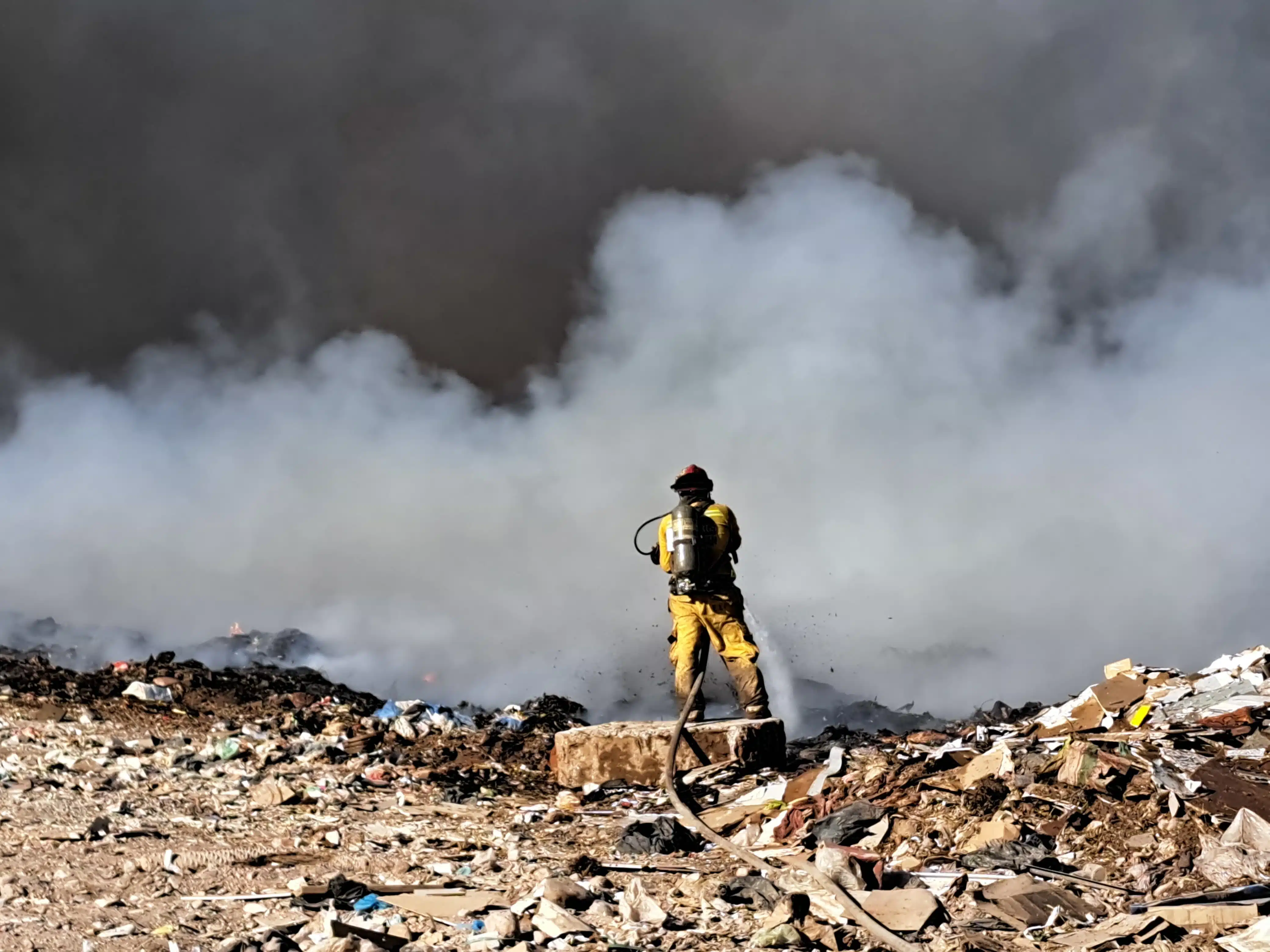Un bombero combatiendo el incendio en el basurón de Culiacán