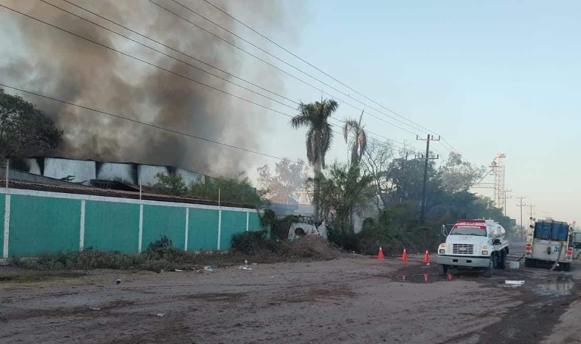 Humo en bodega por incendio