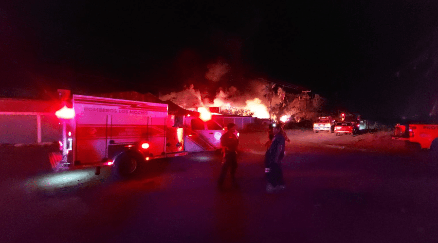 Se registró un incendio en bodega de aceites en la Zona Industrial de Los Mochis.