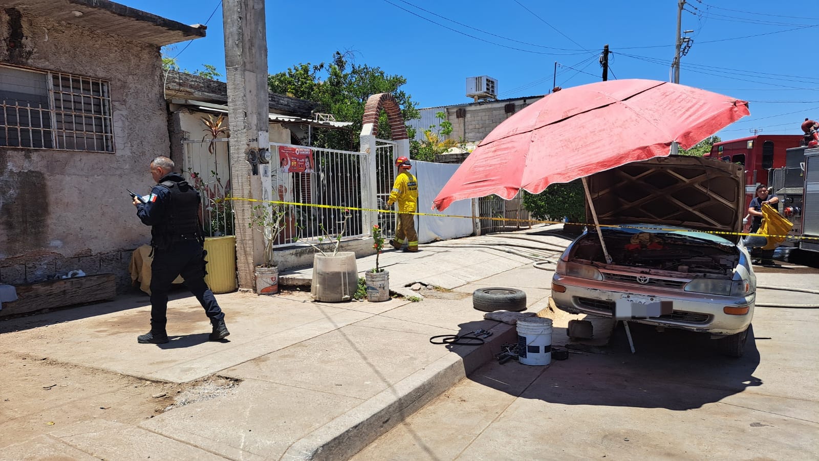 Carro y casa incendiada