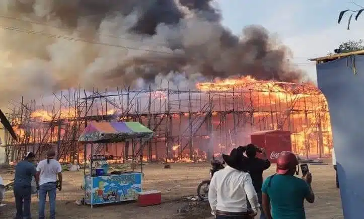 Incendio consume en poco tiempo una plaza de toros en Yucatán