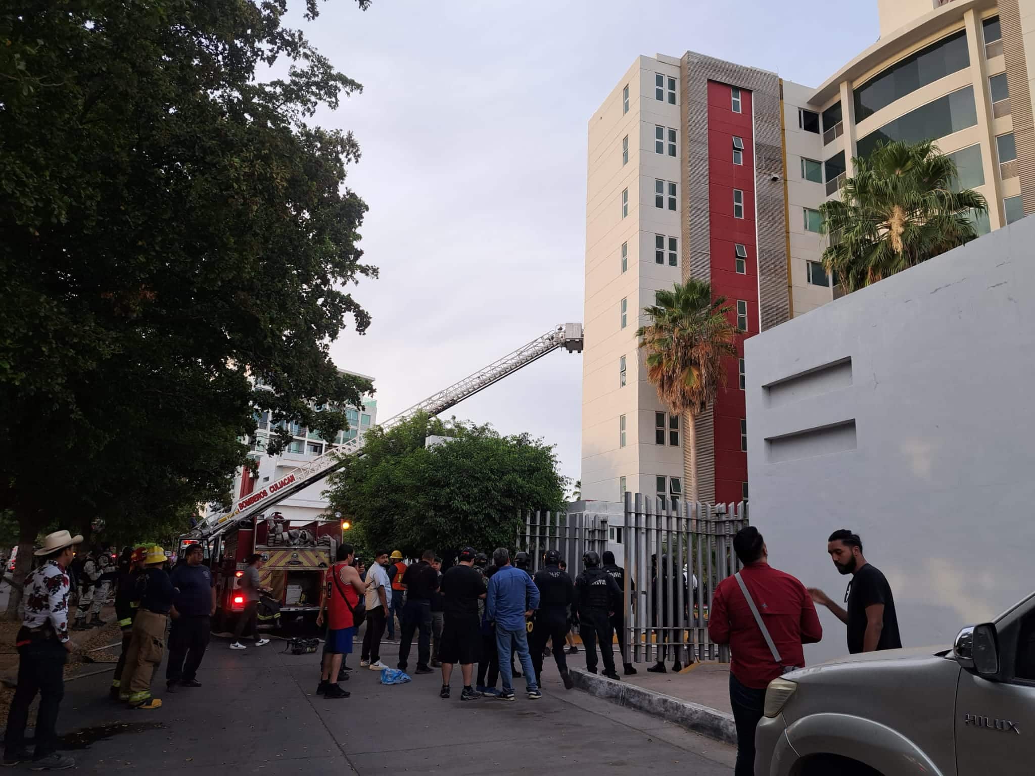 25 personas fueron evacuadas tras incendio de torre departamental en Culiacán.