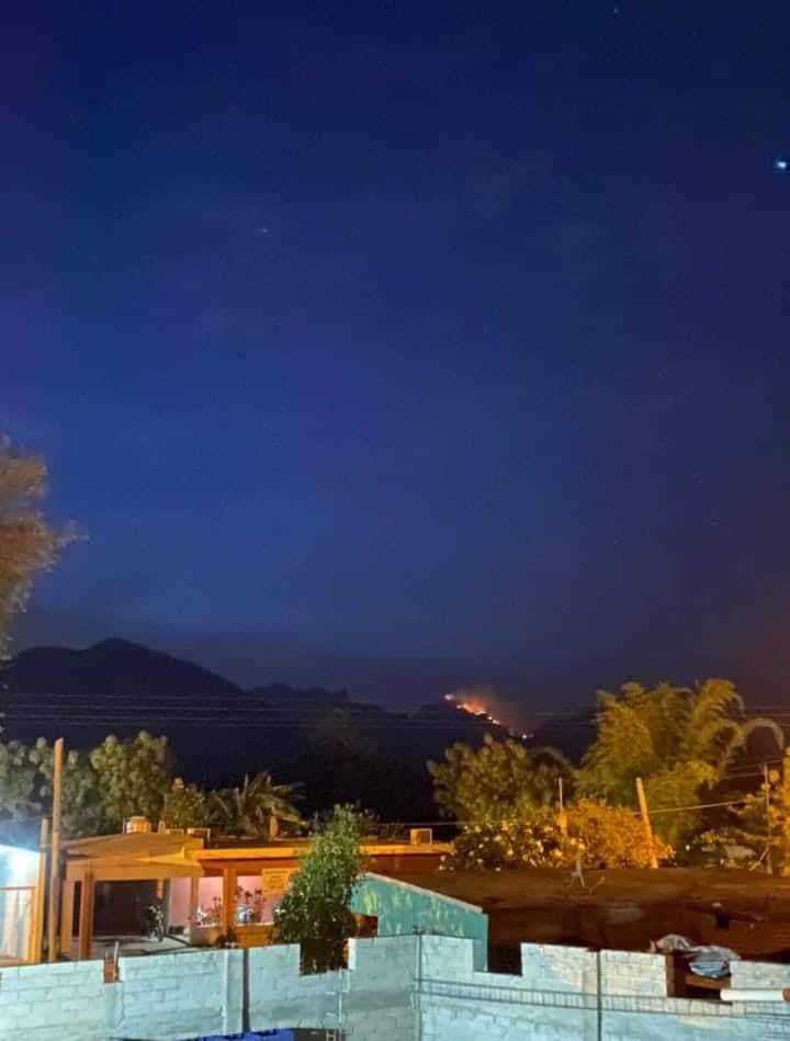 Se mantiene activo el incendio forestal en los altos de la sierra de Elota.