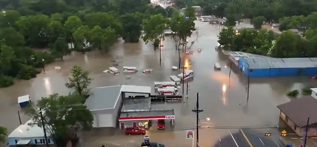Rescatan a más de 400 personas por inundaciones en Texas