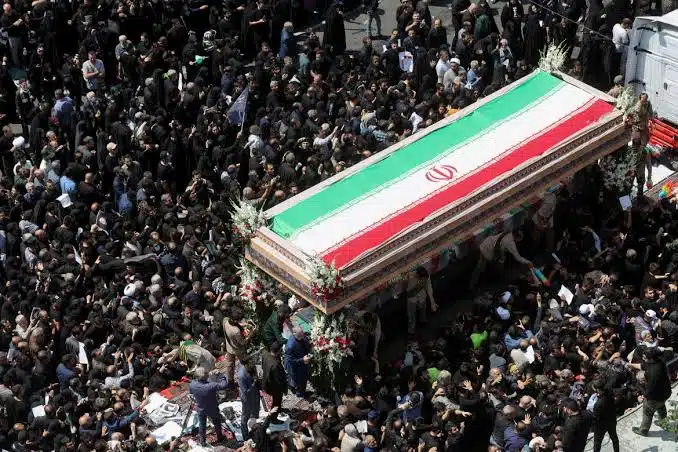 Irán celebra un funeral masivo en honor al fallecido presidente Raisi