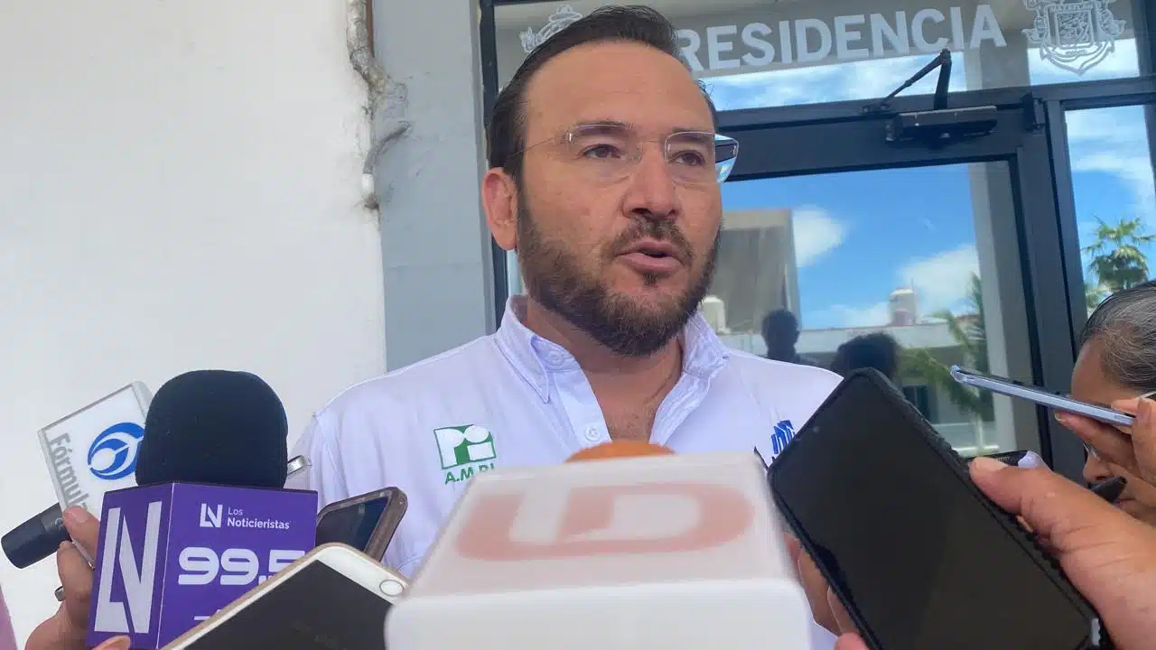 Ismael Tirado Robles habla con la prensa de Mazatlán