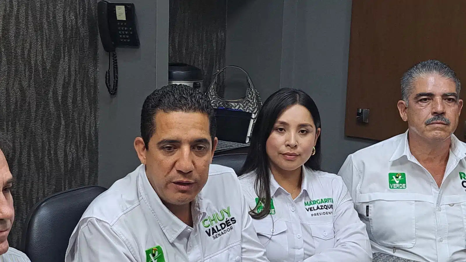 Jesús Valdés Palazuelos, candidato al Senado de la República por el Partido Verde Ecologista de México, reunido con sus compañeros del partido