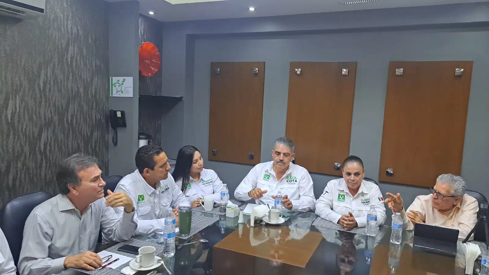 Jesús Valdés Palazuelos, candidato al Senado de la República por el Partido Verde Ecologista de México, reunido con sus compañeros del partido