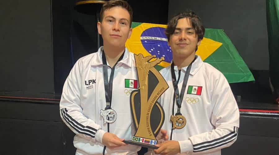 Johan Bojorquez y Alex Jonathan con sus medallas y trofeo en Río de Janeiro
