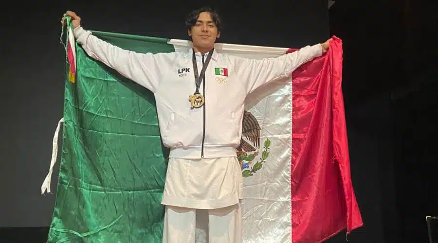 Johan Bojorquez con su medalla y la bandera de México en Río de Janeiro