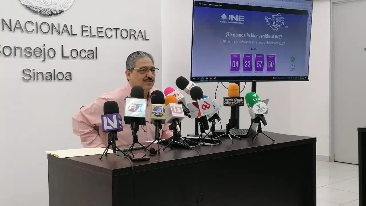 Jorge Luis Ruelas Miranda, vocal ejecutivo del INE en el estado, en conferencia de prensa con los medios de comunicación en Culiacán
