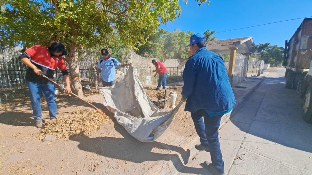 Limpieza en el panteón de Los Mochis