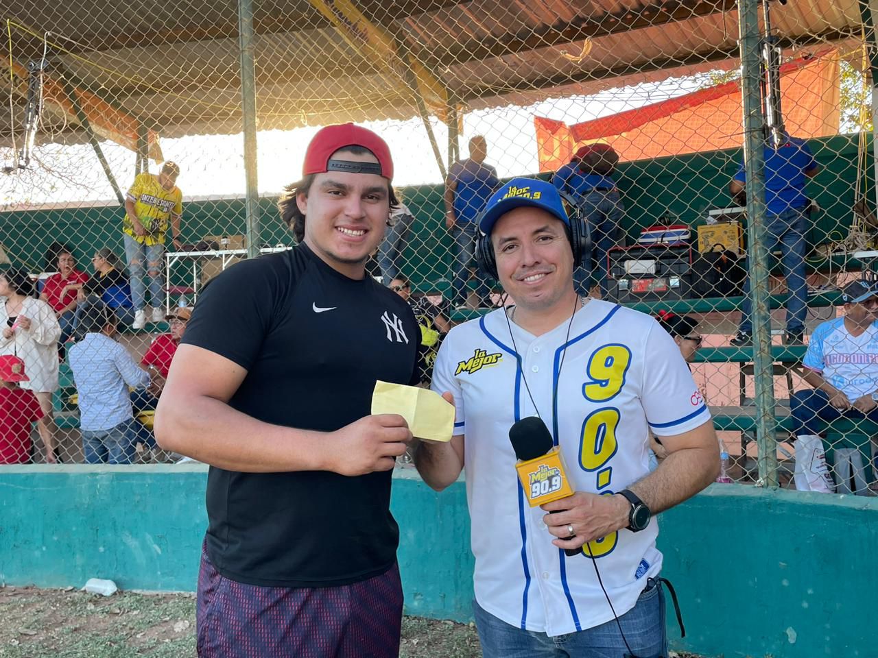 Recibe el toletero derecho José Cervantes, el reconocimiento en efectivo por ser el MVP de La Mejor 90.9 FM y 540 AM