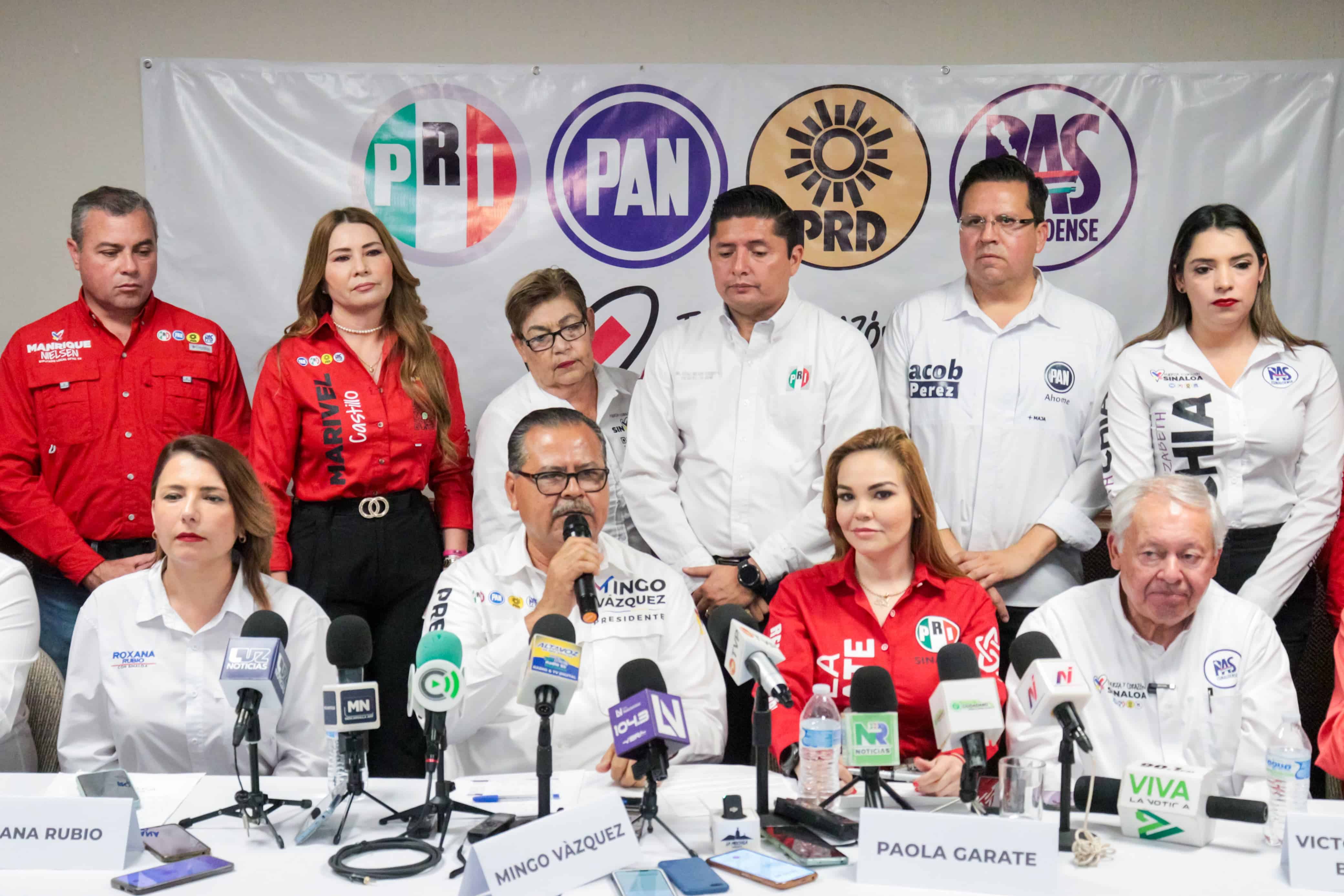 José Domingo “Mingo” Vázquez Márquez, candidato a la presidencia municipal de Ahome por la Coalición Fuerza y Corazón por Sinaloa, junto a sus compañeros de partido