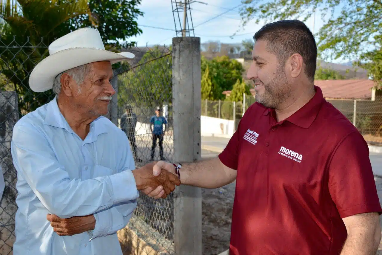 José Paz López Elenes saludando a un vecino de la comunidad de Potrerillos