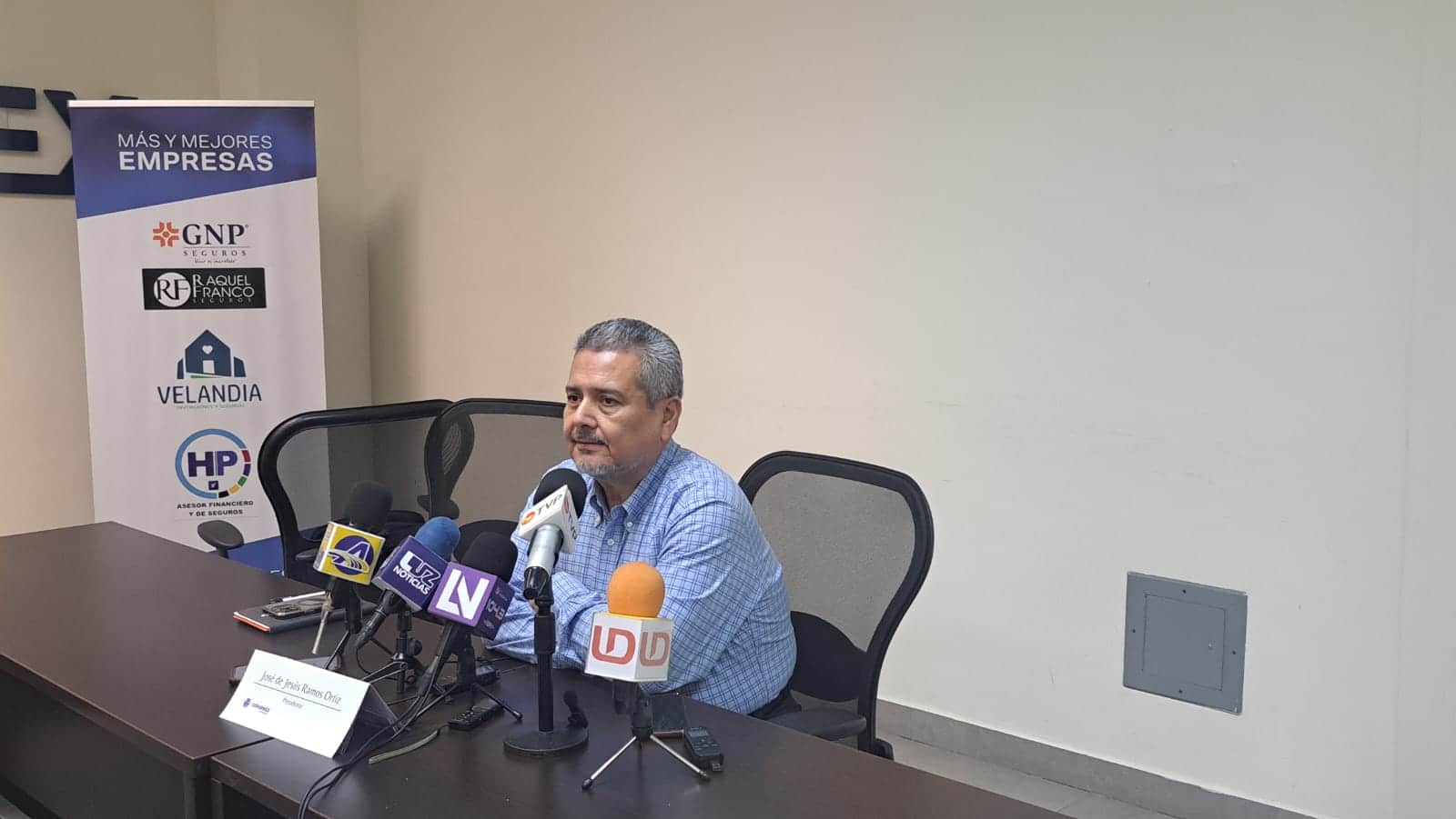 José Ramos Ortiz, presidente del Centro Empresarial del Valle del Fuerte, en conferencia de prensa con los medios de comunicación en Ahome