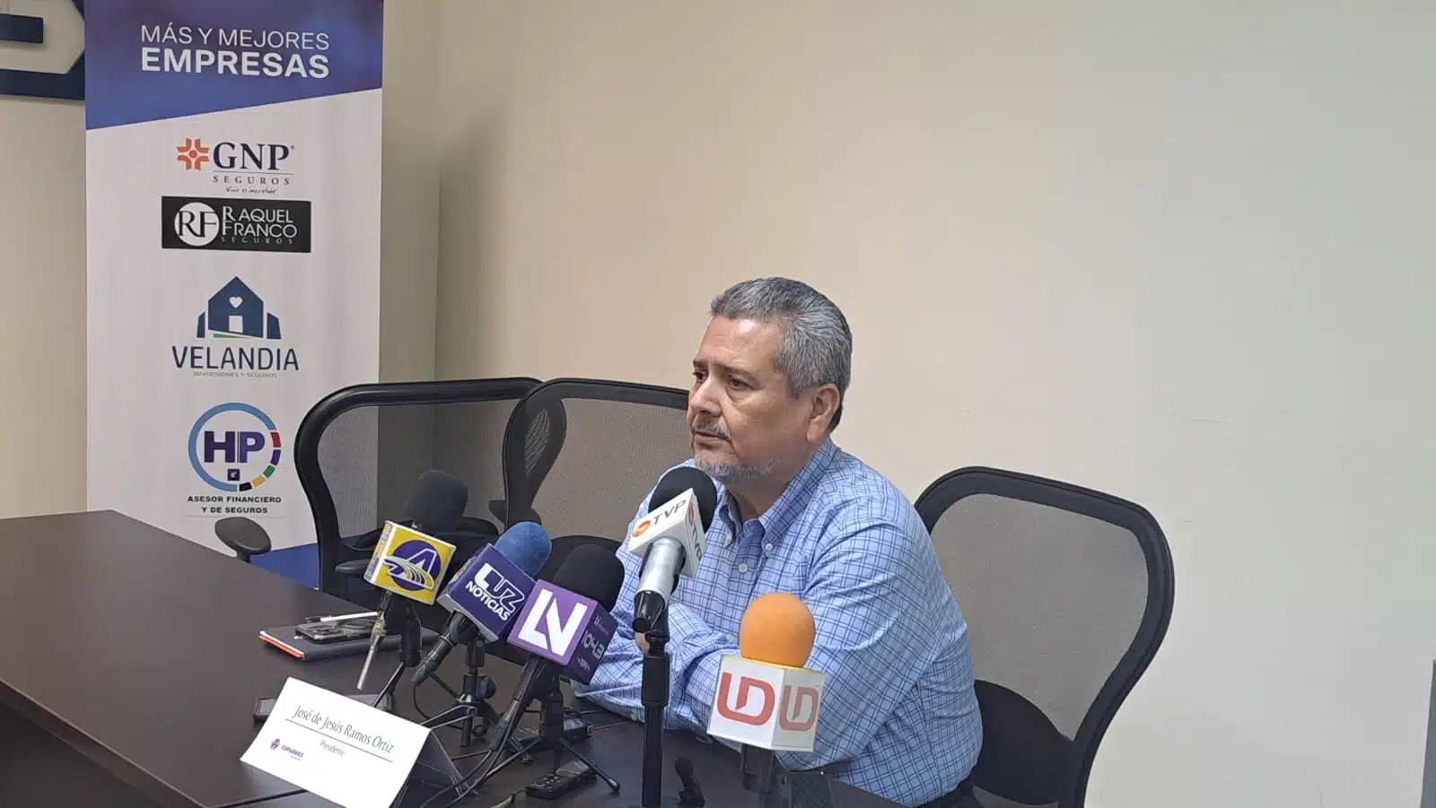 José Ramos Ortiz, presidente del Centro Empresarial del Valle del Fuerte, en conferencia de prensa con los medios de comunicación en Los Mochis