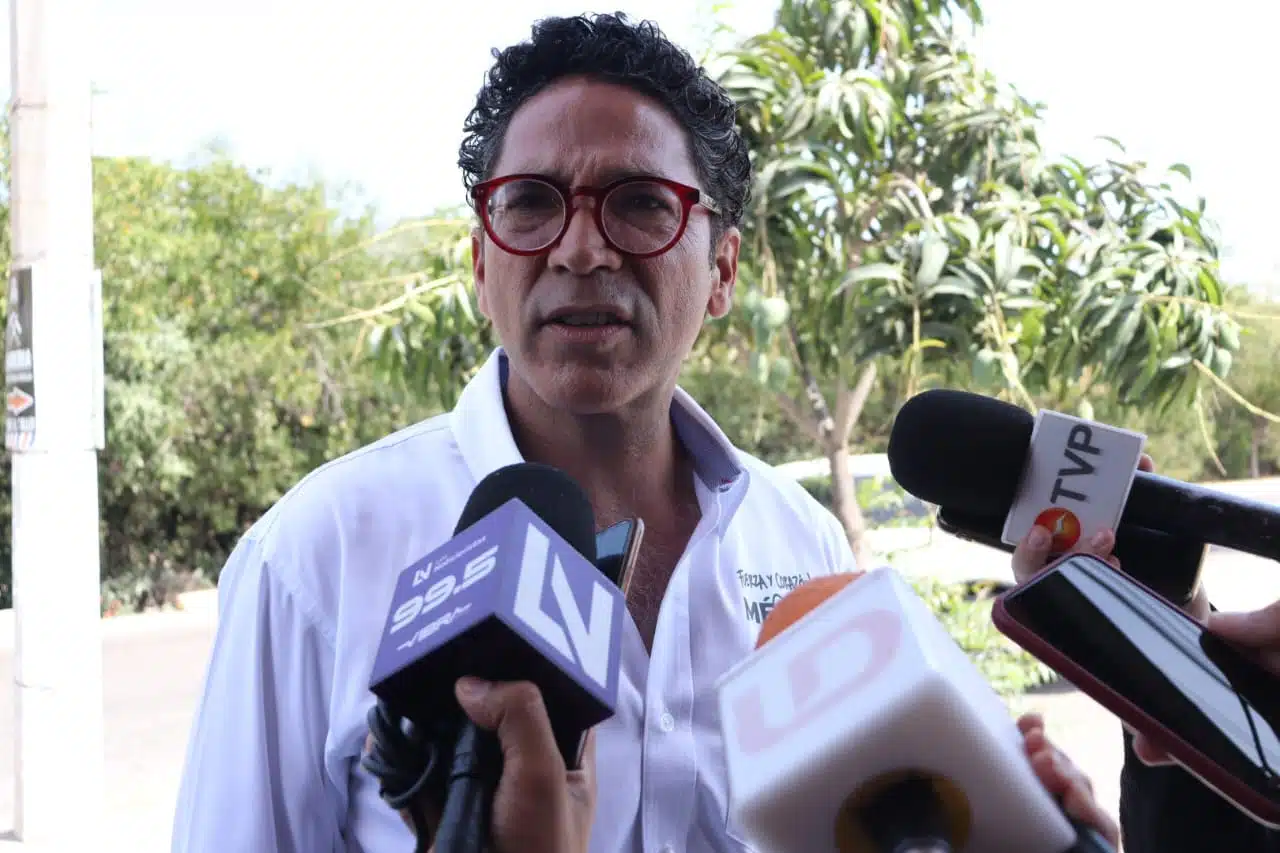Juan Alfonso Mejía, candidato a diputado federal por el distrito 01 por la coalición Fuerza y Corazón por Sinaloa, en entrevista con los medios de comunicación en Mazatlán