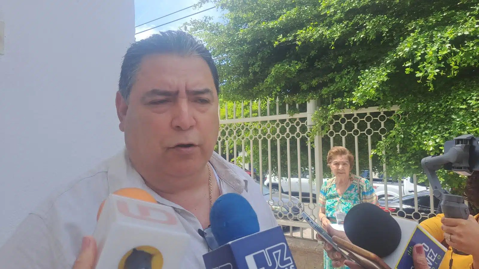 Juan Fernando Montoya Chinchillas, presidente de la Red Mayor de Distrito de Riego 075, en entrevista con los medios de comunicación en Ahome