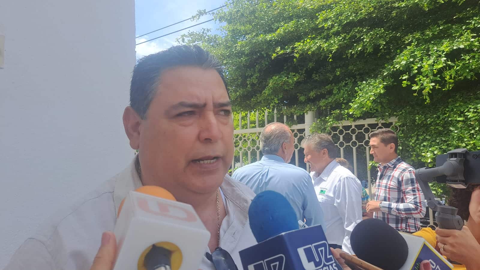 Juan Fernando Montoya Chinchillas, presidente de la Red Mayor de Distrito de Riego 075, en entrevista con los medios de comunicación en Ahome