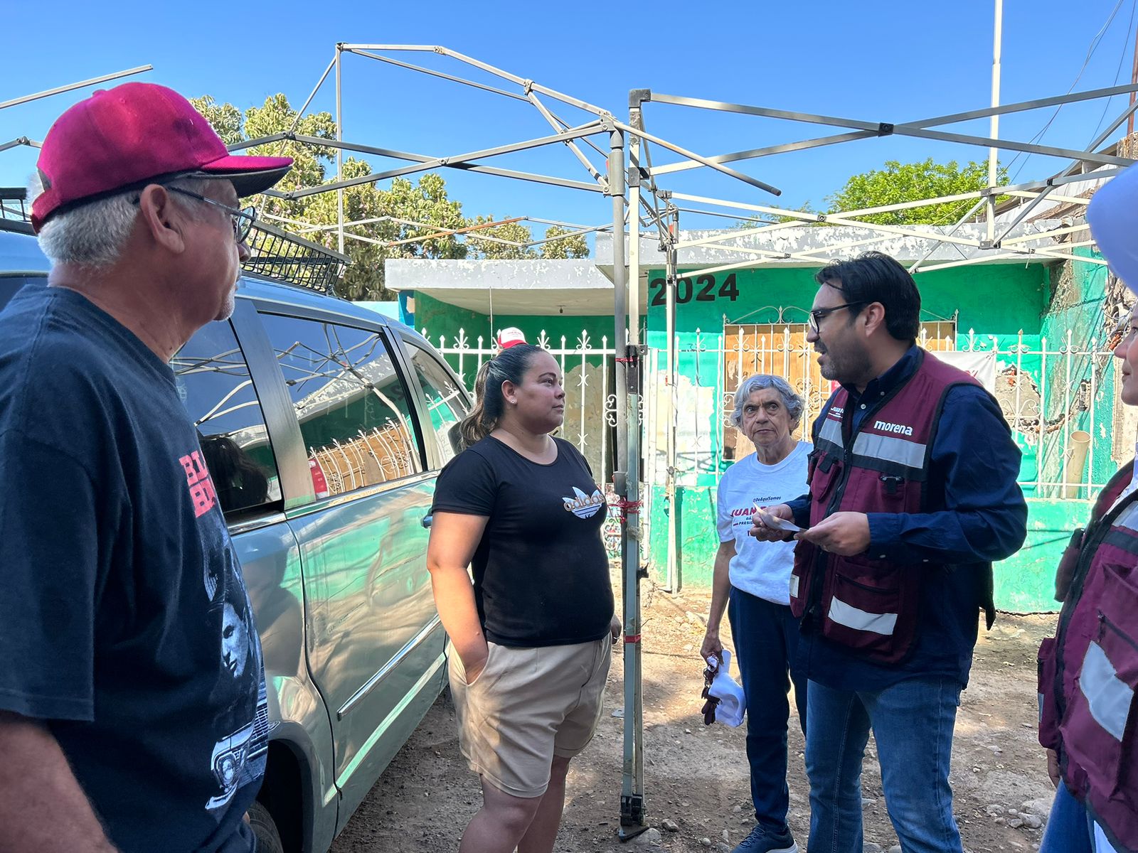 Juan de Dios Gámez Mendívil en recorrido casa por casa en la colonia Pemex