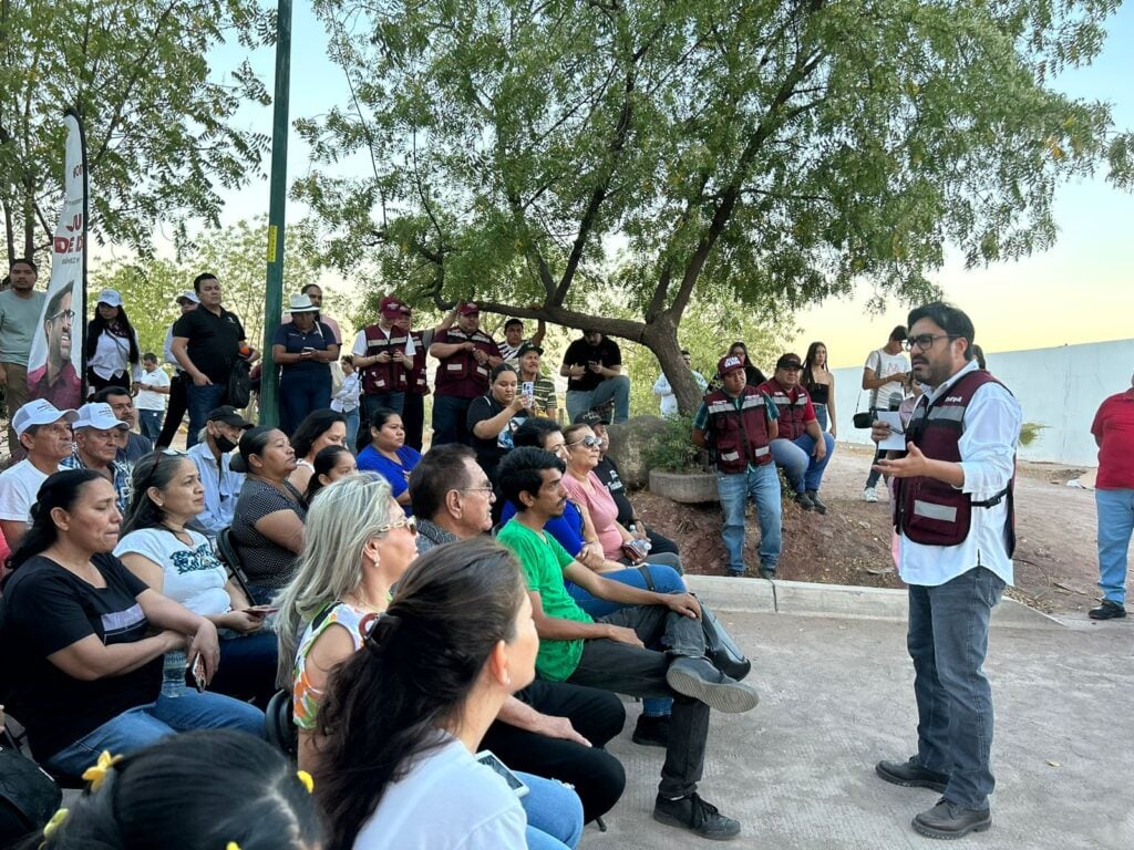 Juan de Dios Gámez Mendívil prometió rehabilitar la cancha de futbol con pasto sintético.