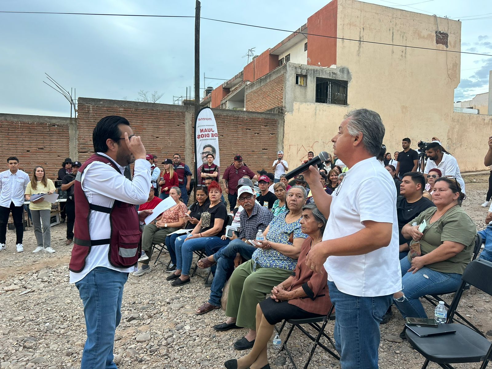 Juan de Dios Gámez Mendivil, candidato a la alcaldía de Culiacán por Morena, en la colonia Salvador Alvarado