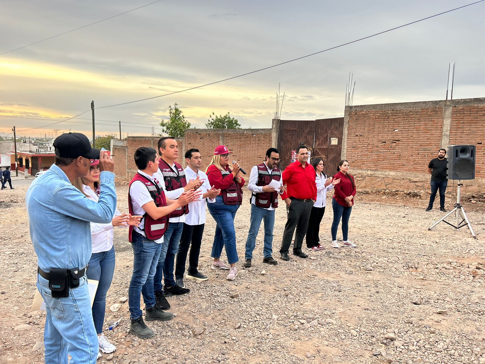 Juan de Dios Gámez Mendivil, candidato a la alcaldía de Culiacán por Morena, en la colonia Salvador Alvarado