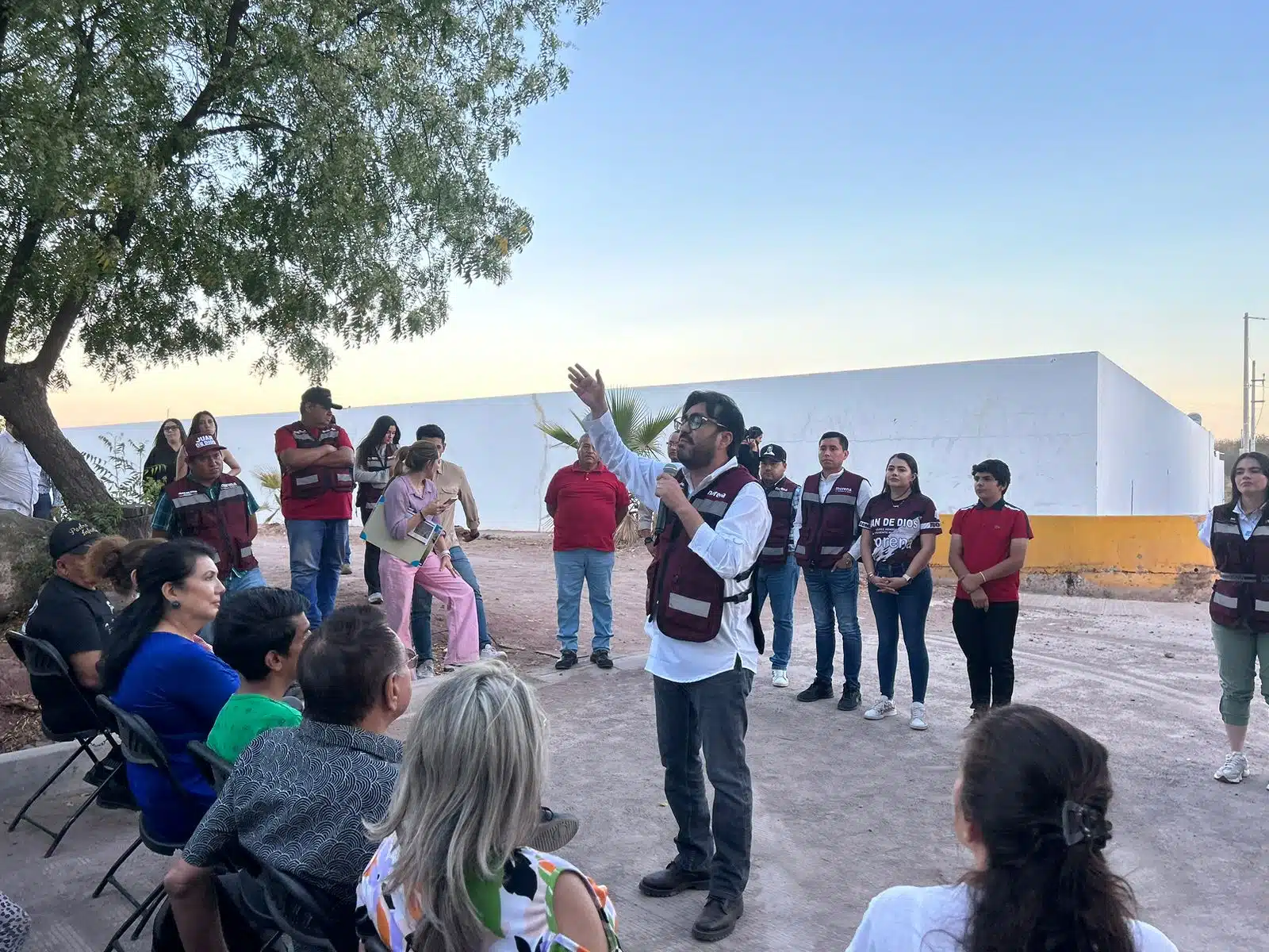 Juan de Dios Gámez Mendívil se reunió con vecinos de la colonia Heraclio Bernal en Culiacán.