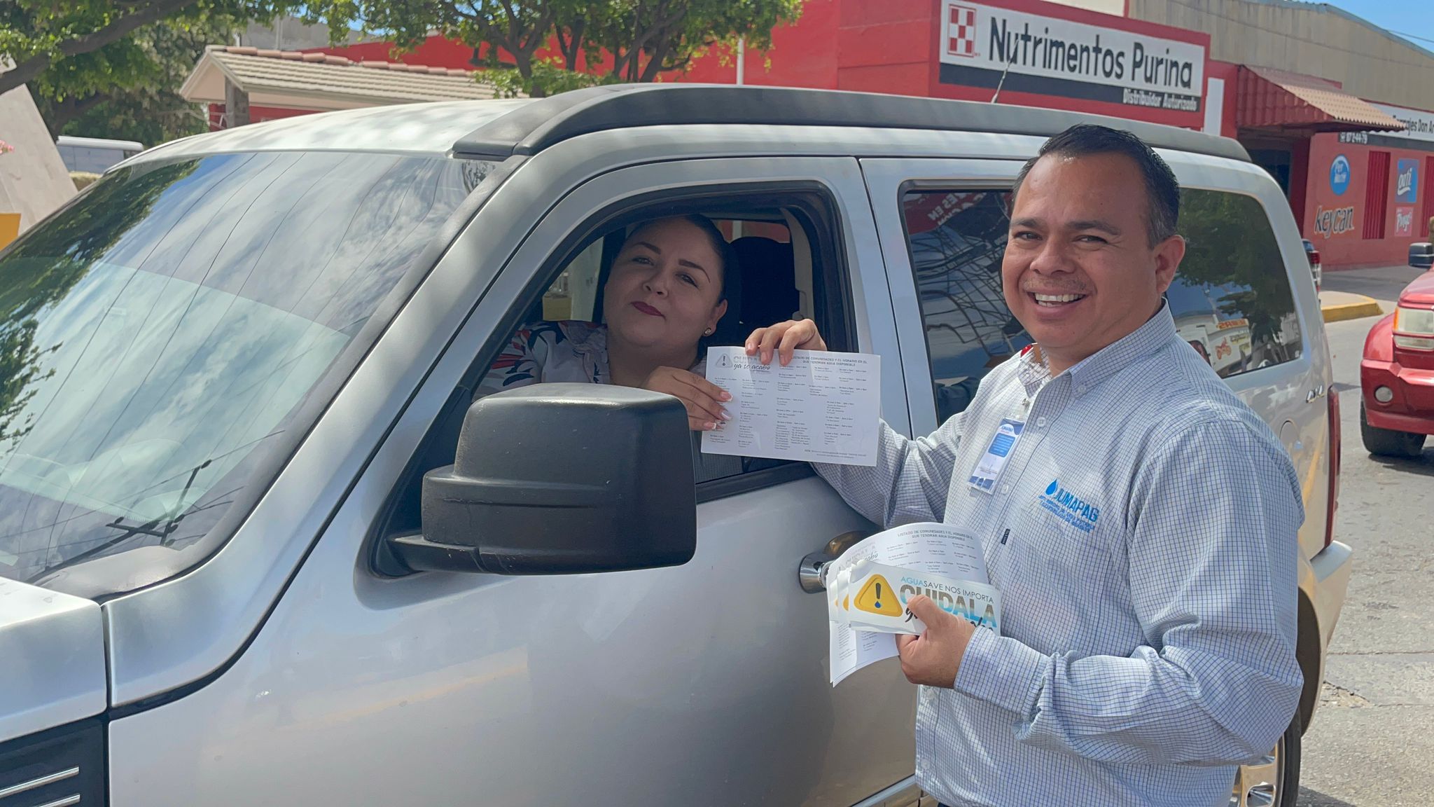 Personal de la Jumapag entregando folletos en las calles de Guasave
