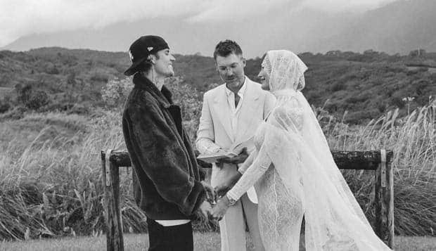 Justin y Hailey Bieber en una ceremonia especial