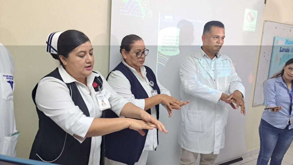 Personal del hospital IMSS Bienestar en Guamúchil indican la manera correcta para lavarse las manos