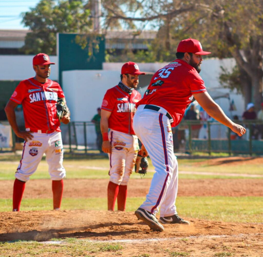 Luis Ángel Buitimea y Omar Meza observan al Pitcher Iván Duarte