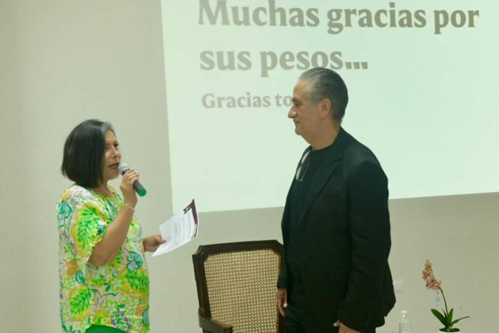 Luis Enrique Alcántar Valenzuela recibiendo un reconocimiento por su aporte a la educación