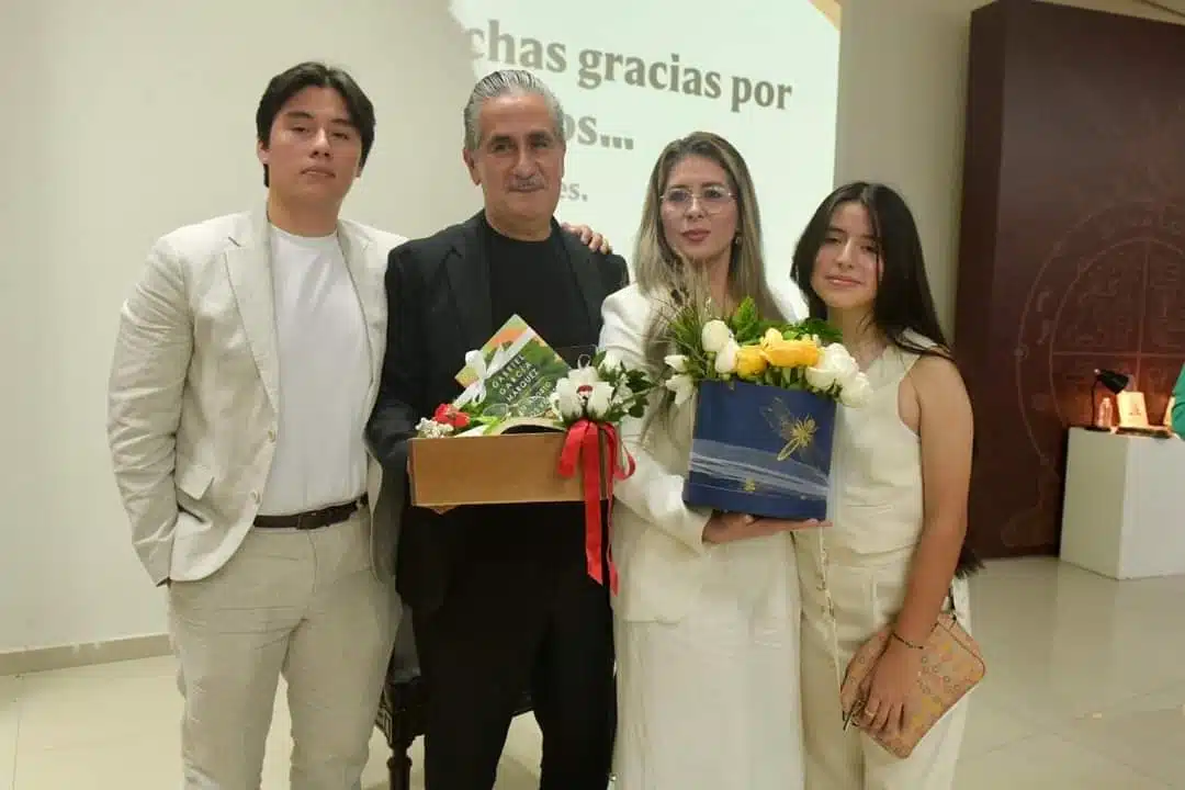 Luis Enrique Alcántar Valenzuela acompañado de su familia en la conferencia “A mis 40 años ¡Mi hoy!”