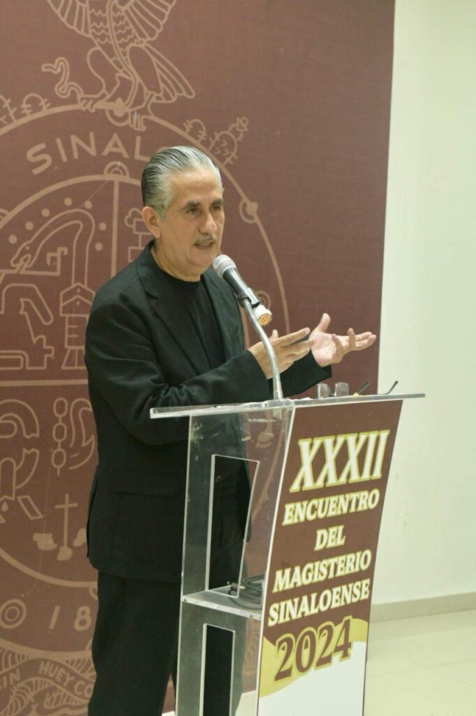 Luis Enrique Alcántar Valenzuela en el XXXII Encuentro del Magisterio Sinaloense.