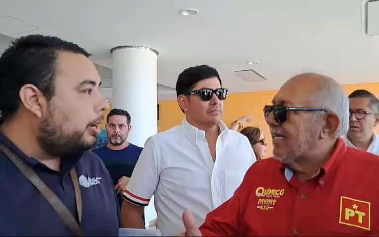 Luis Guillermo Benítez Torres con personal de la ASE en debate del distrito 22
