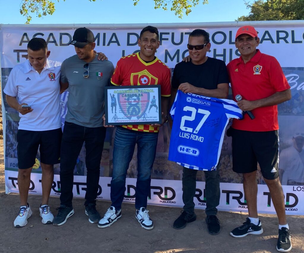 Luis Romo junto a su hermano, su papá y los entrenadores Carlos Ochoa y Charly Ochoa