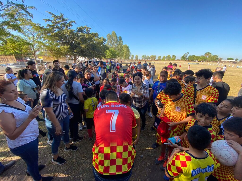 Luis Romo firmando autógrafos y tomándose fotos con las familias de la escuelita de futbol Carlos Ochoa