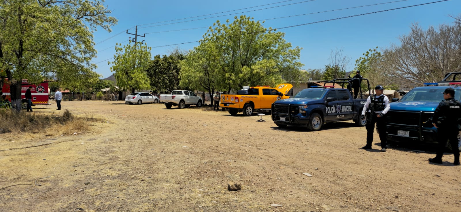 Elementos de Protección Civil y Policía Municipal en zona de mando de incendio