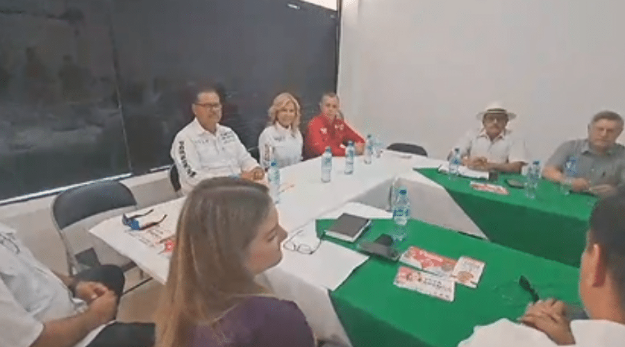 Mingo Vázquez en reunión con trabajadores, vecinos e integrantes del Colegio de Ingenieros Civiles en Los Mochis
