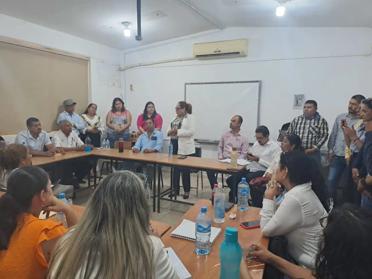 Maestros reciben a nuevo jefe del Departamento de Educación Indígena de Sepyc en Sinaloa