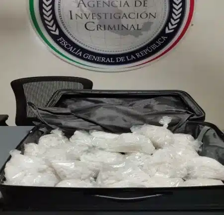 Maleta decomisada con metanfetamina en Escuinapa
