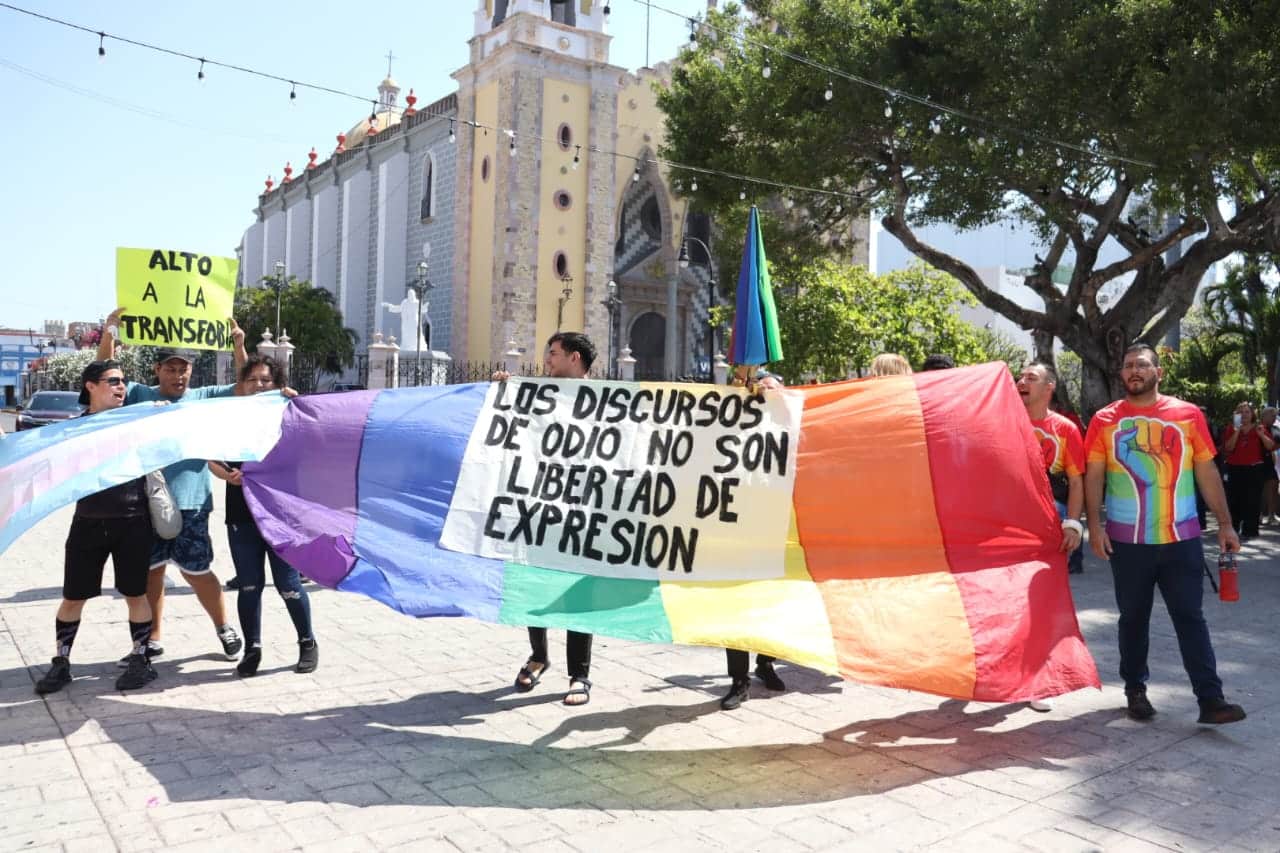Manifestación pacífica de personas de la comunidad LGBTIQ+ en Mazatlán