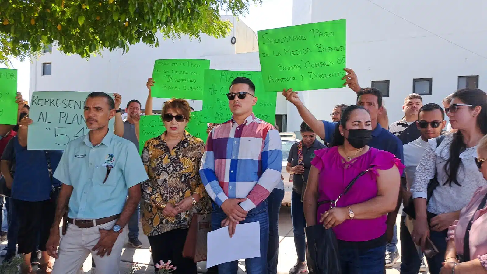 Docentes y administrativos de varios Cobaes manifestándose en Los Mochis