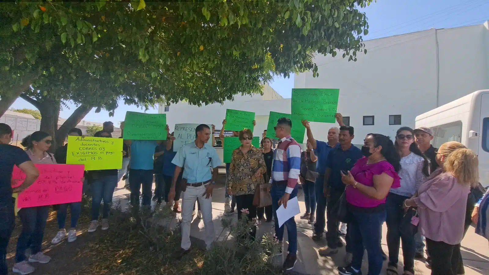 Docentes y administrativos de varios Cobaes manifestándose en Los Mochis