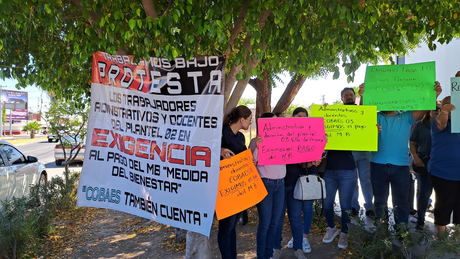Docentes y administrativos de varios Cobaes manifestándose en Los Mochis
