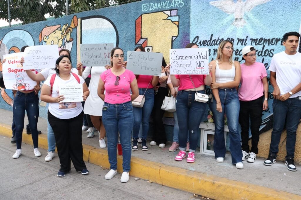 Familiares y compañeros de Ana Citlally se manifiestan en el lugar del accidente