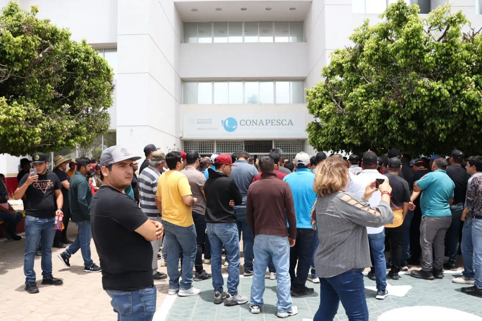 Manifestantes en las oficinas de la Conapesca en Mazatlán