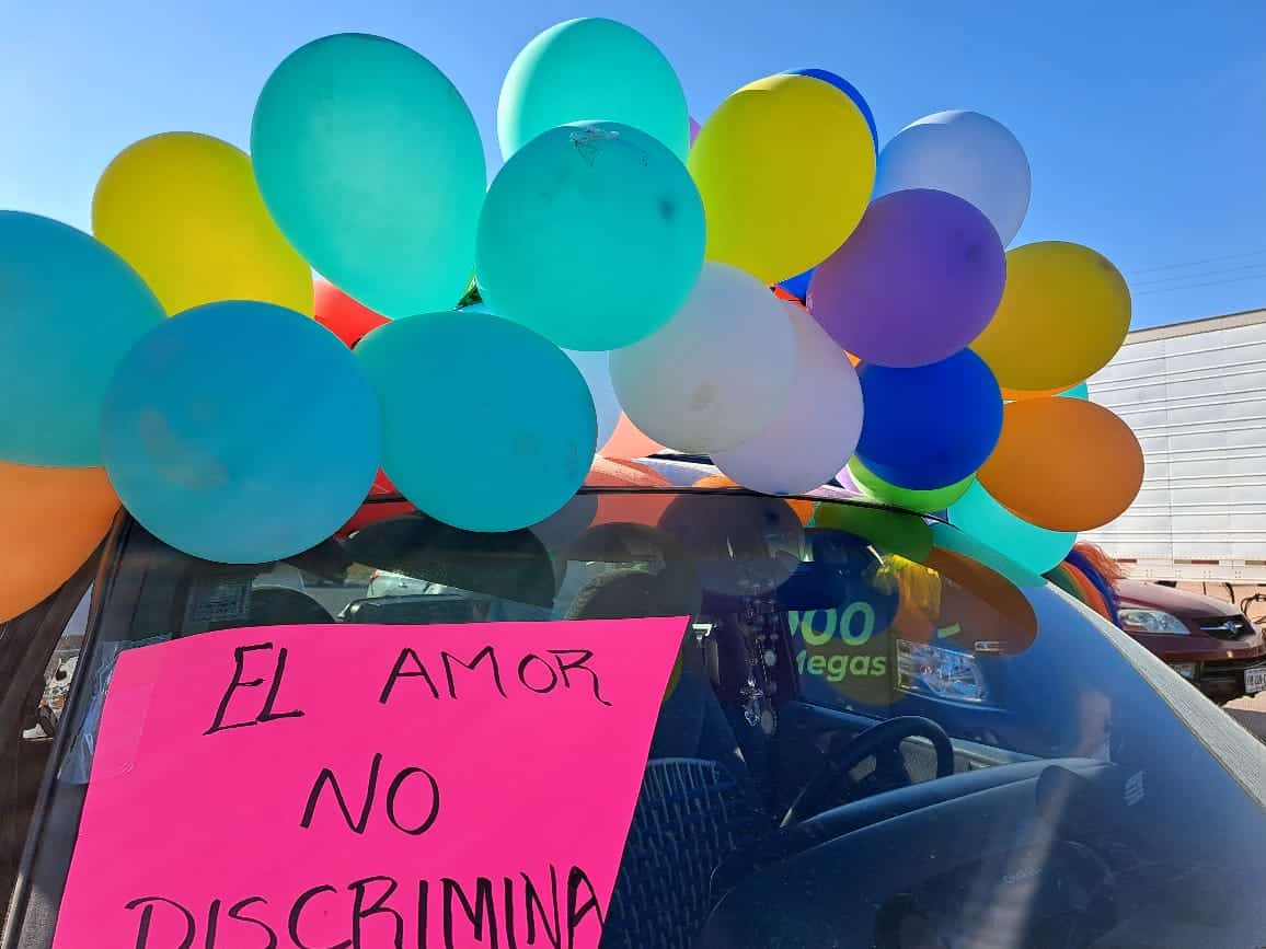 Una camioneta en la marcha LGBT+ en Los Mochis